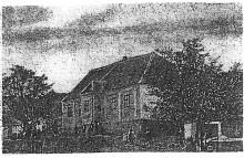 Notársky dom okolo roku 1914 s fasádou tej doby a s vysunutým odzemným arkierom. Neskoršie ako obecný dom, potom MNV, dnes obecný úrad.