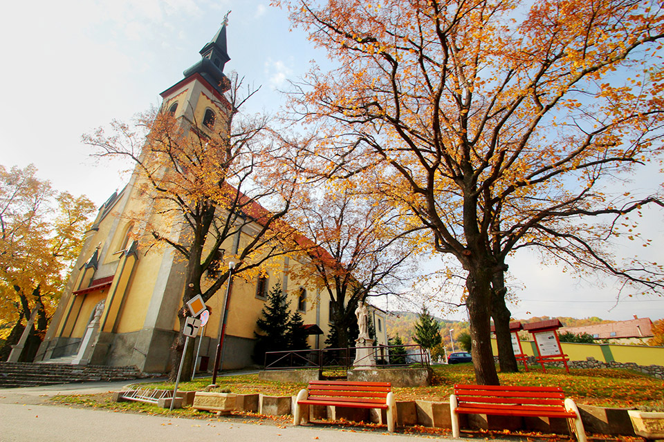 Osadenie lavičiek pri kostole Horné Orešany