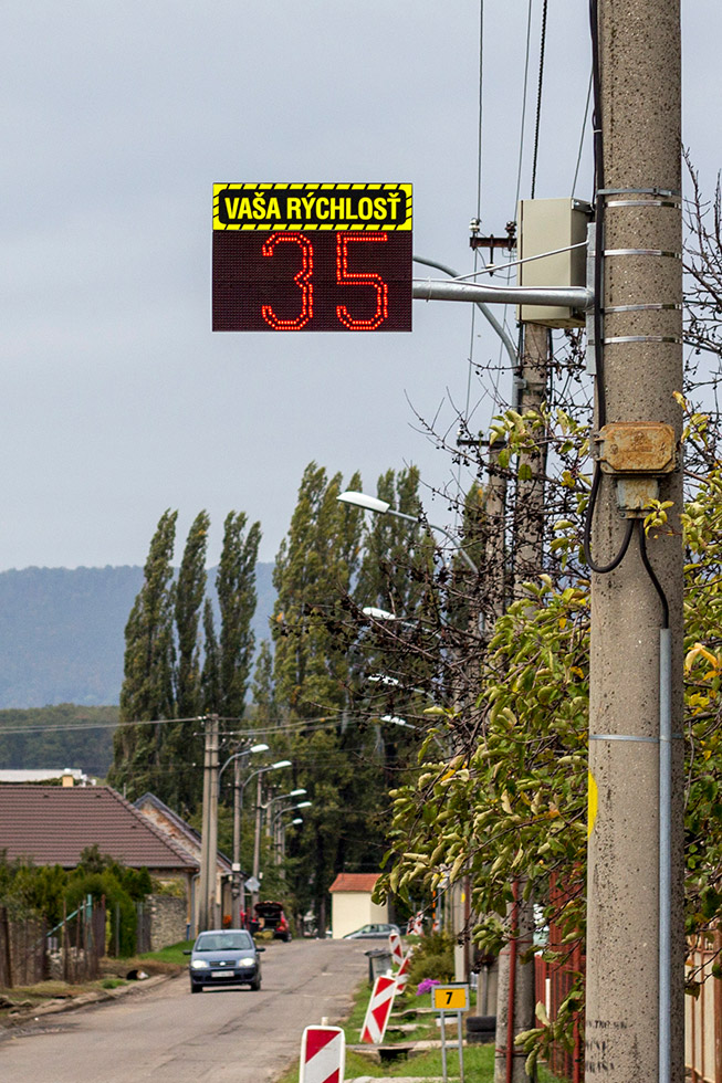 Merač rýchlosti pri vstupe do obce