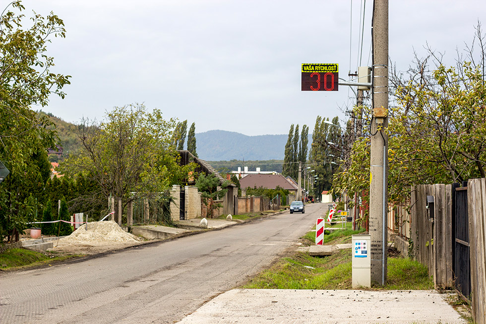 Merač rýchlosti pri vstupe do obce