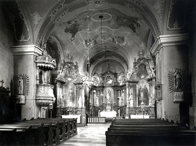 Neskorobarokový farský kostol v Horných Orešanoch v r. 1960